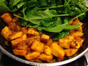 Gebratener Kürbis mit Datteln, Safran, Tomaten und Spinat