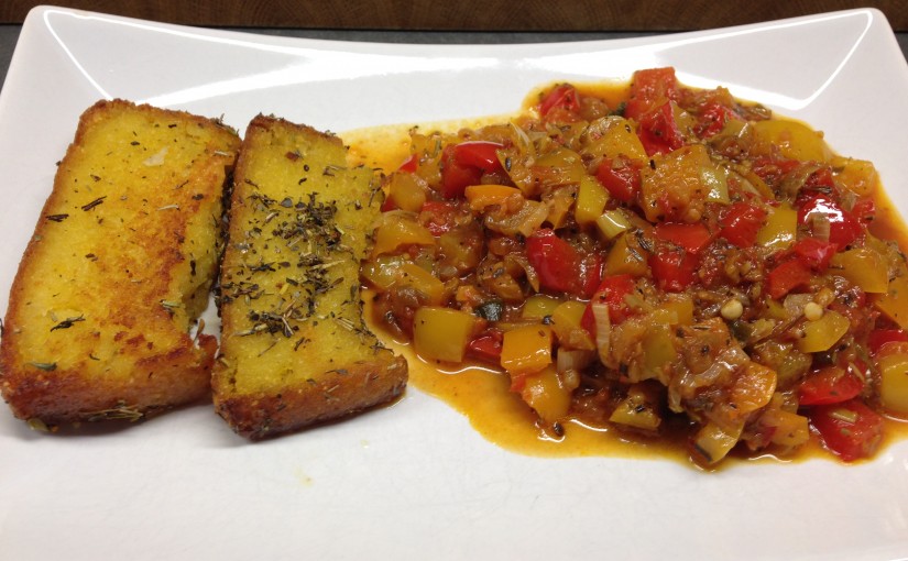 Kartoffel Maisbrot Polenta schnitten mit PaprikaGemüse und Tomatenchutney