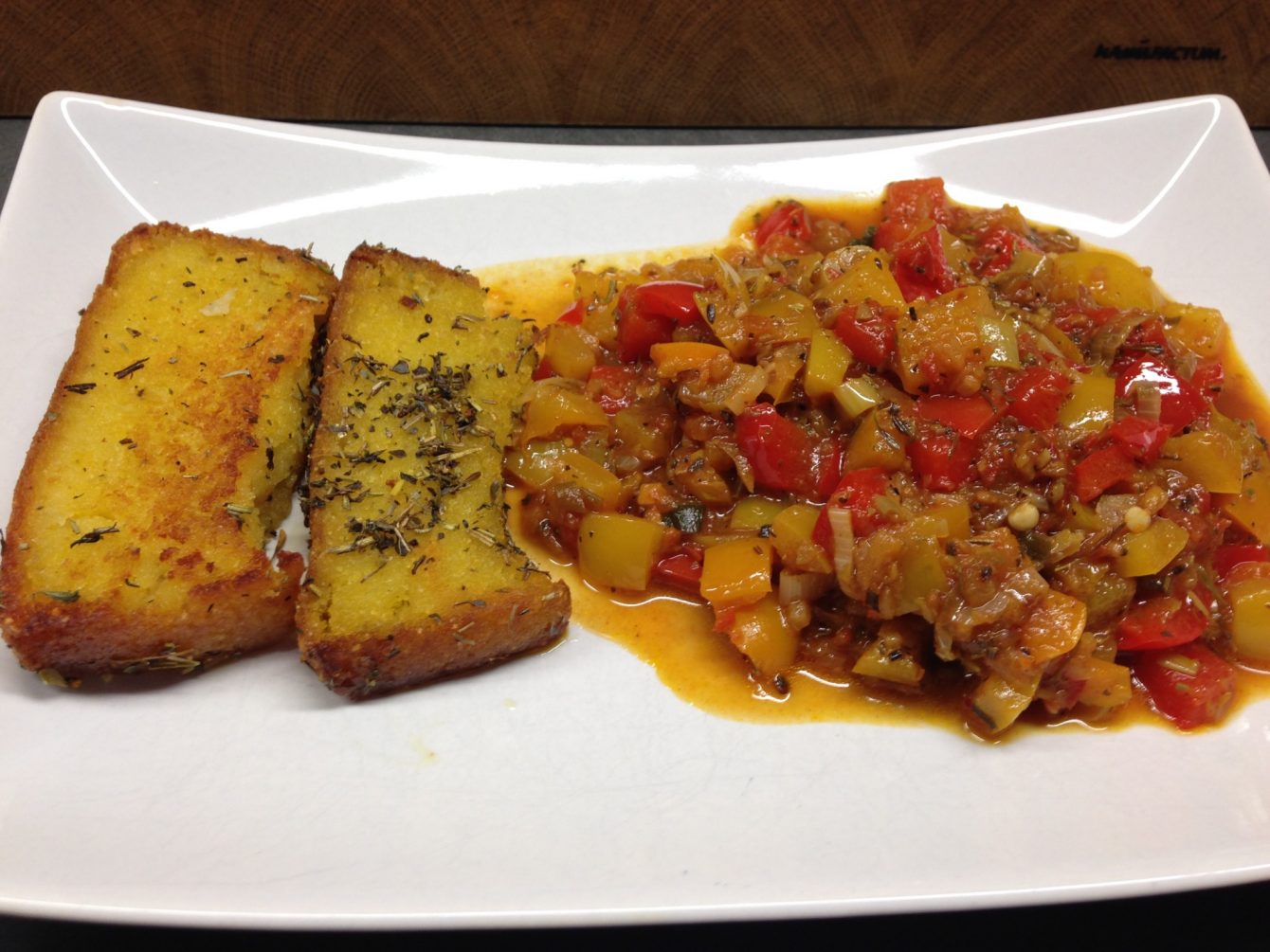 Kartoffel Maisbrot Polenta schnitten mit PaprikaGemüse und Tomatenchutney