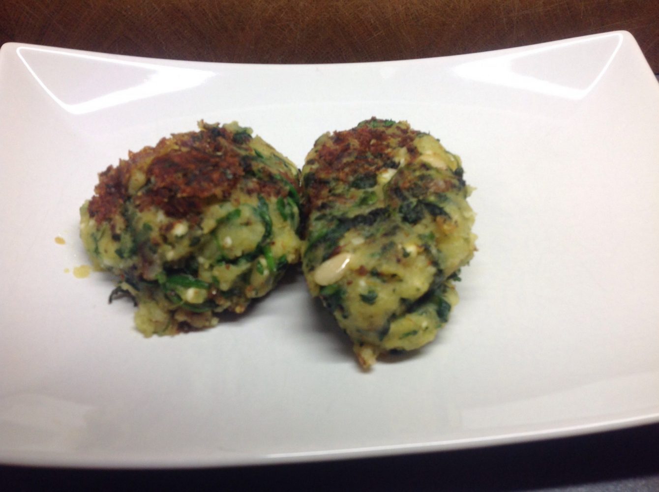 Kartoffel Spinat Puffer mit Feta und Pinienkernen