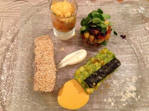 Thunfisch mit Sesam, Maki aus Avocado, Mango und Yuzu, Blumenkohlmus, Currysoße und Shisho Blätter