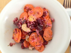 Reissalat mit Rote Bete, Orange und Möhre, Cashew und Koriander