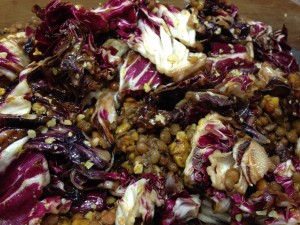 Linsen Salat mit Radicchio, Walnüssen und Kurkuma Chili Honig