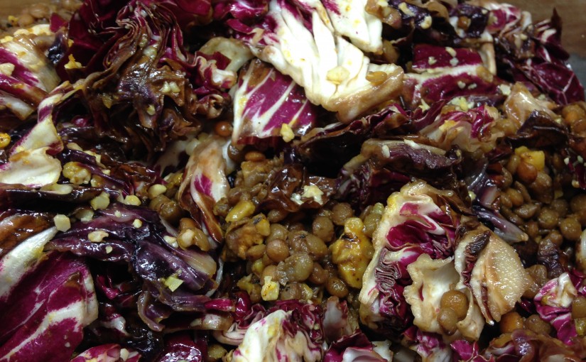 Linsen Salat mit Radicchio, Walnüssen und Kurkuma Chili Honig