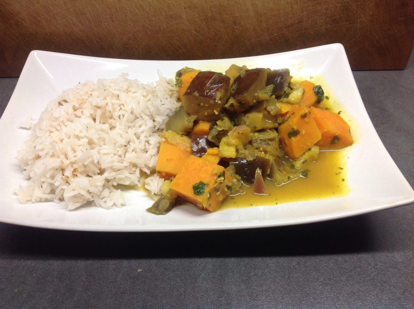 Auberginen Süßkartoffel Curry mit Kokos und Banane