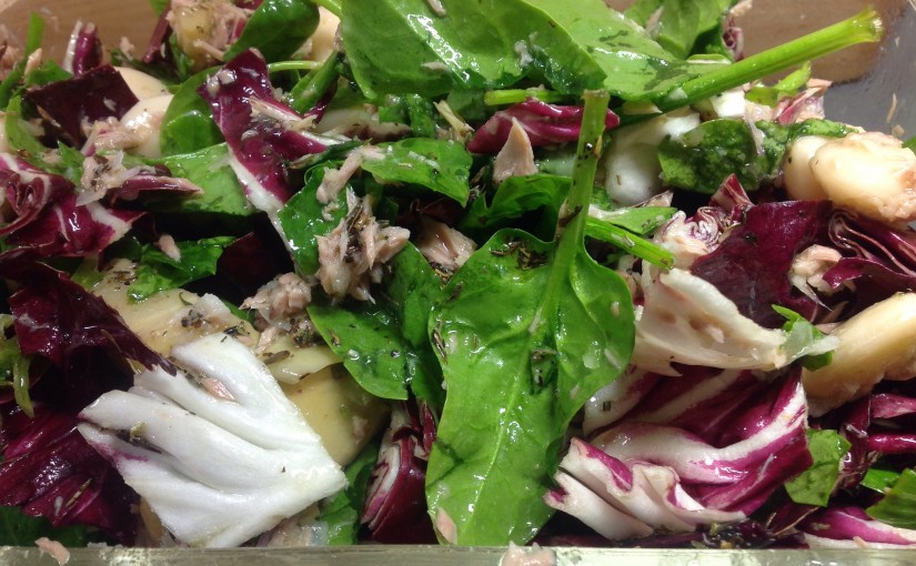 Salat aus Riesenbohnen, Artischoken, Thunfisch, Feta, Spinat, Radicchio