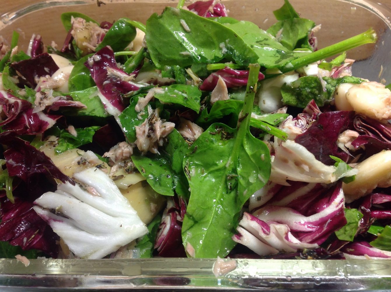 Salat aus Riesenbohnen, Artischoken, Thunfisch, Feta, Spinat, Radicchio