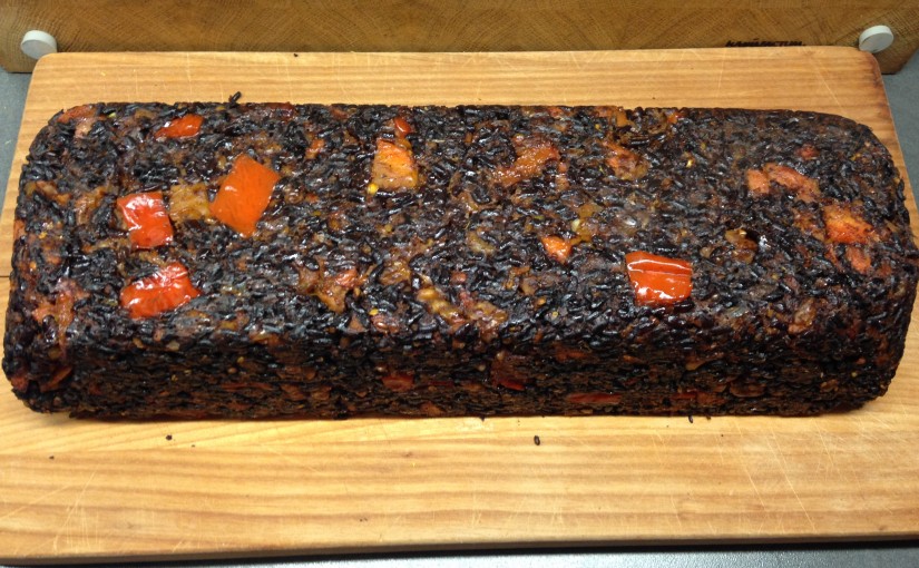 Gebackenes Reisbrot mit schwarzem Venere Reis, getrockneten Aprikosen, Walnüssen, Paprika, Möhren und Dukkah