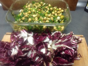 Salat mit Kichererbsen, Radicchio, Oliven, Frühlingszwiebeln, Minze und Koriander