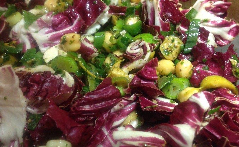 Kichererbsen, Radicchio, Oliven, Frühlingszwiebeln, Minze und Koriander