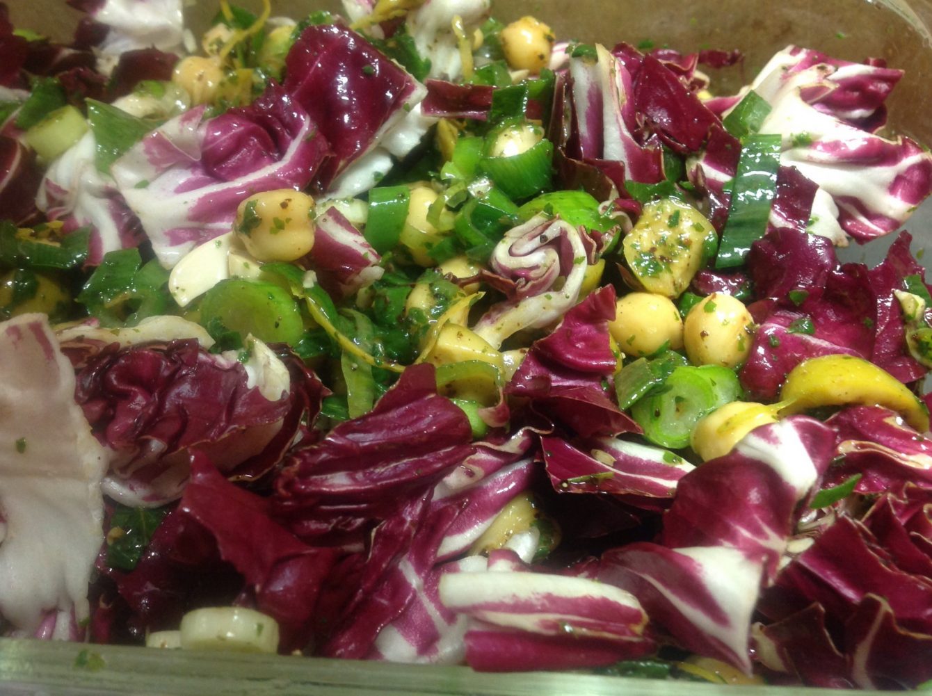 Kichererbsen, Radicchio, Oliven, Frühlingszwiebeln, Minze und Koriander