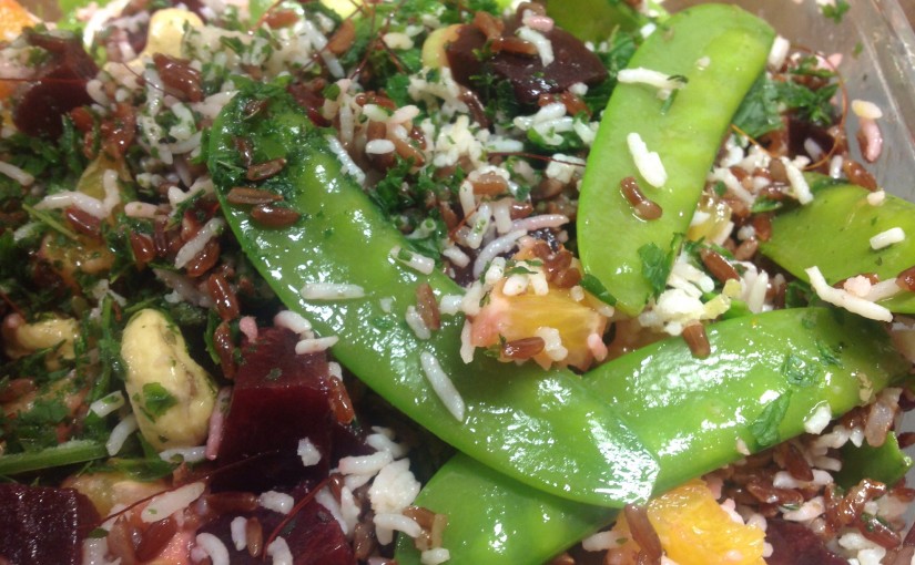 Reissalat mit Rote Bete, Orangen, Zuckerschoten, Cashewkernen und Minze