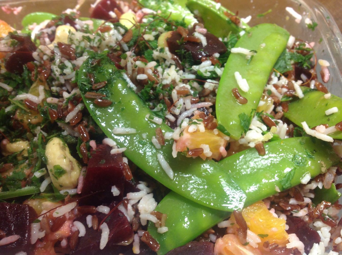 Reissalat mit Rote Bete, Orangen, Zuckerschoten, Cashewkernen und Minze