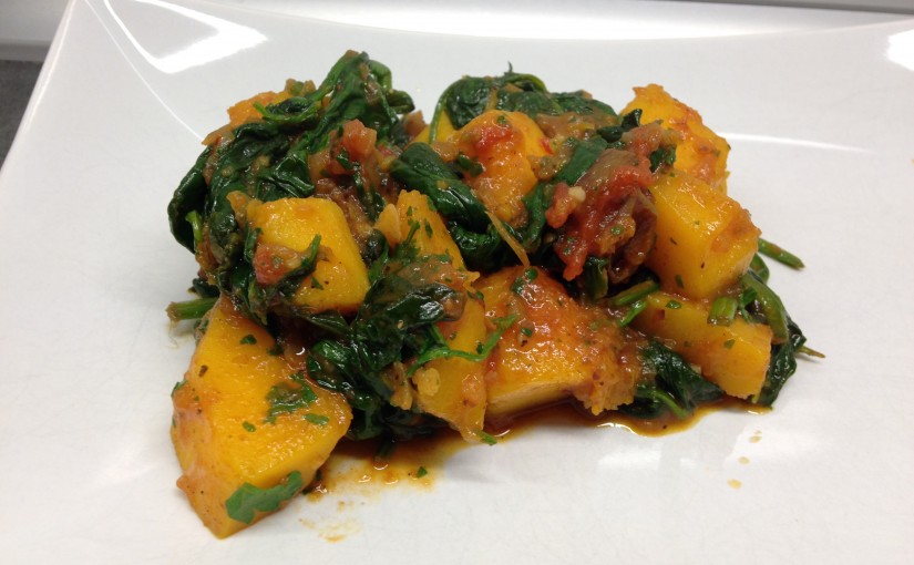 Gebratener Kürbis mit Datteln, Tomaten und Spinat