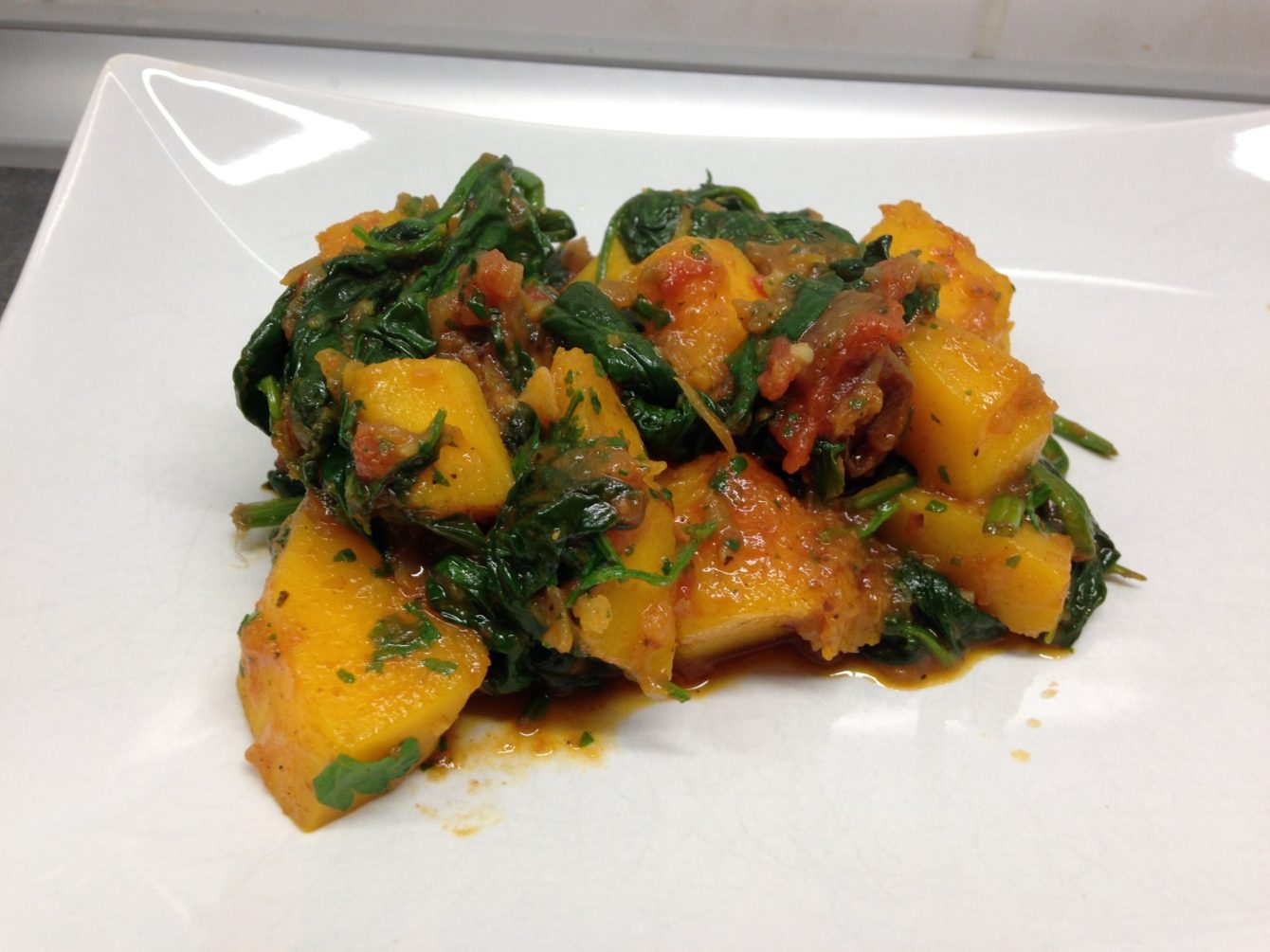 Gebratener Kürbis mit Datteln, Tomaten und Spinat