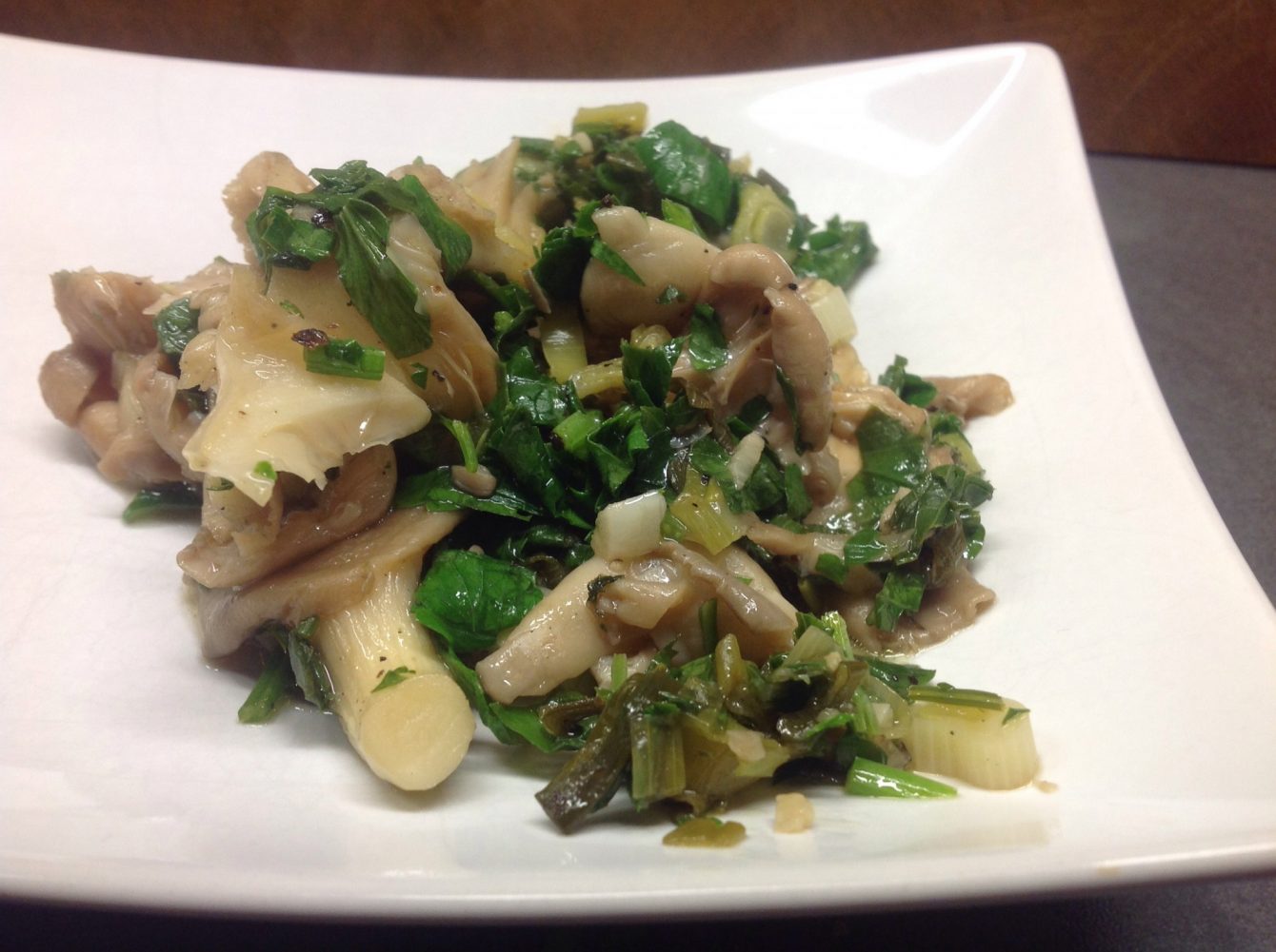 Austernpilze mit Frühlingszwiebeln in Balsamico