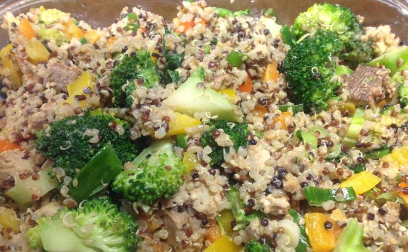 Brokkoli Salat mit Paprika, Quinoa, Tofu und Sesam Erdnuss Dressing