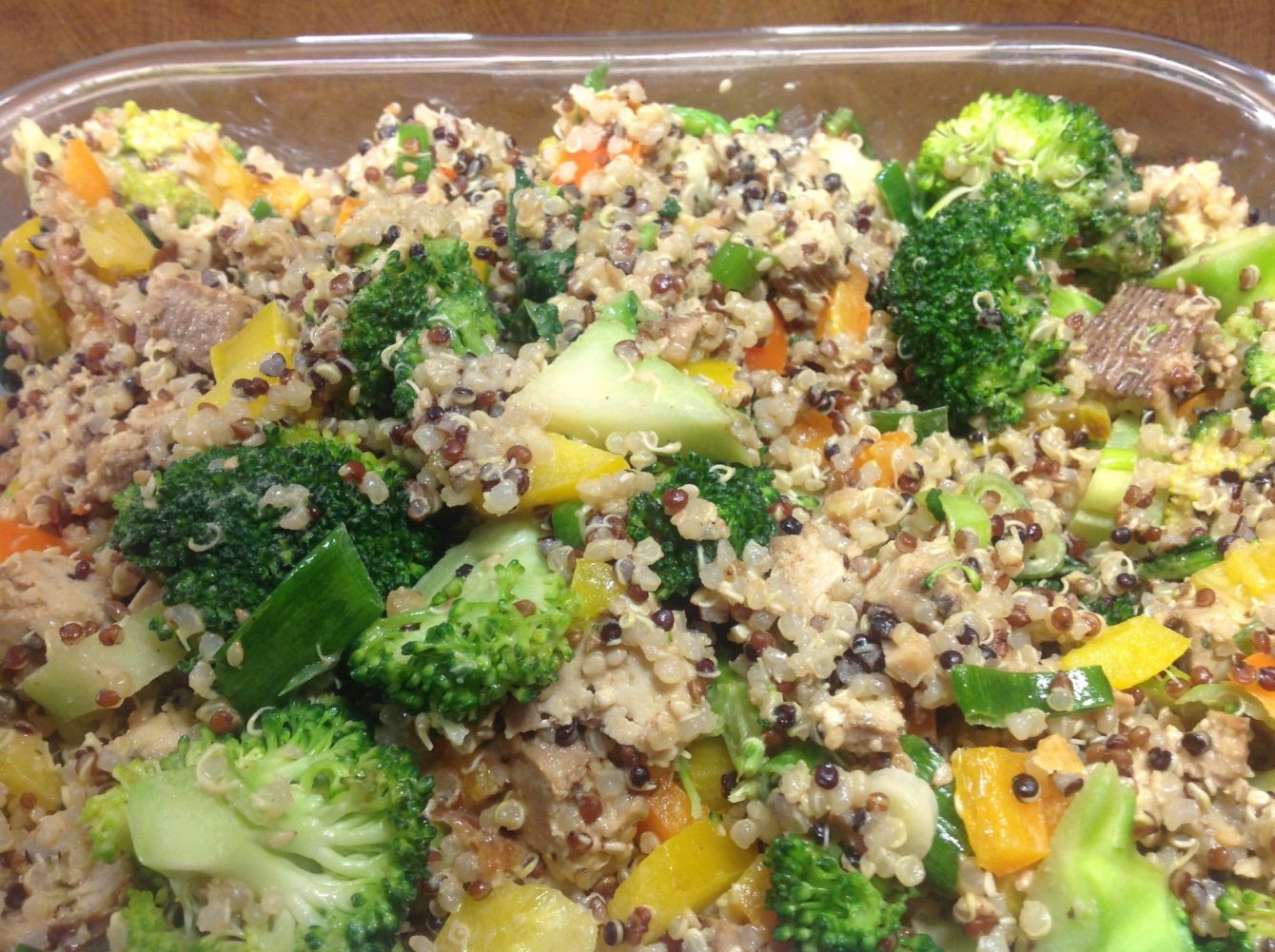 Brokkoli Salat mit Paprika, Quinoa, Tofu und Sesam Erdnuss Dressing