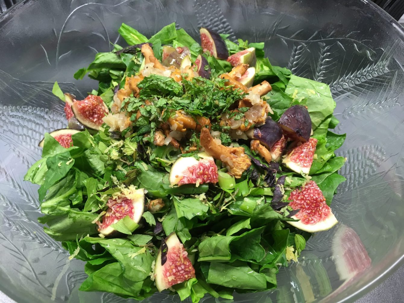 Spinatsalat mit gebratenen Pfifferlingen, Feigen und Minze