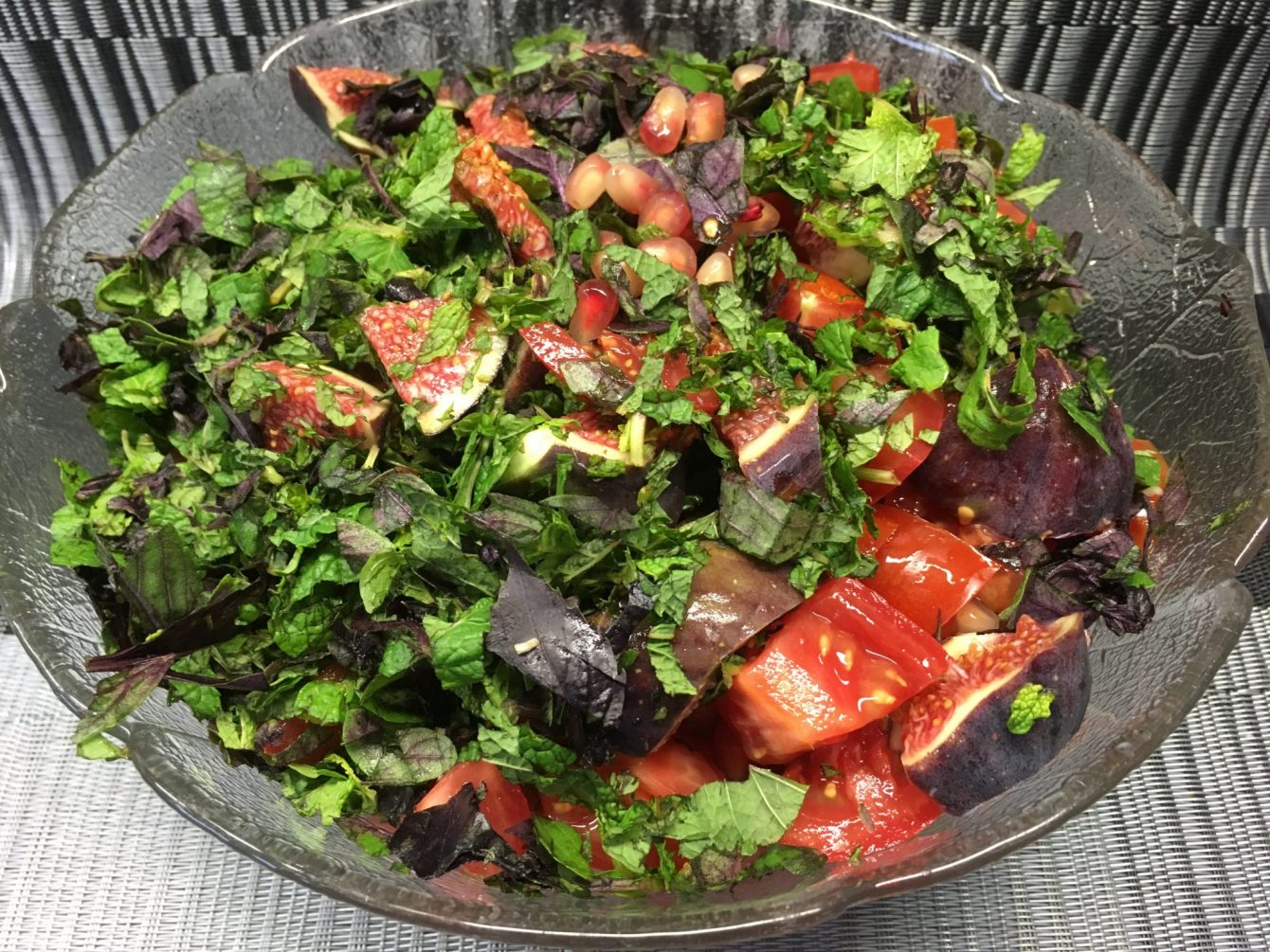 Tomatensalat mit Feigen und Granatapfelkernen, Ziegenkäse und Minze