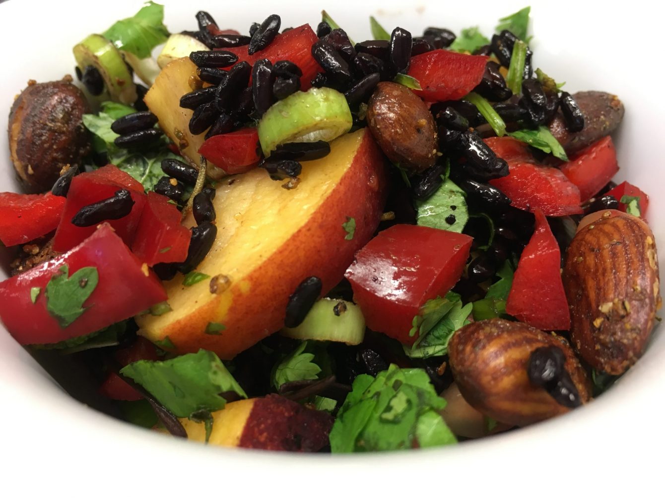 Roter Reis Salat mit Nektarine, Paprika, Mandeln, Granatapfelkernen, Koriander und Minze