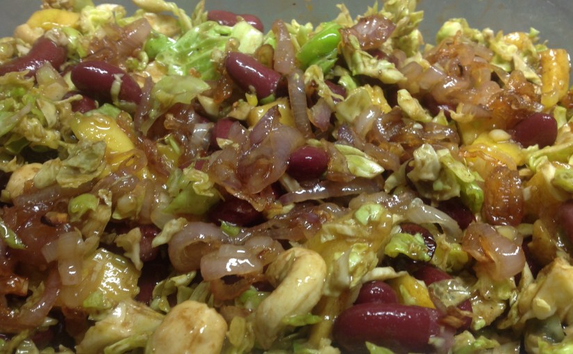 Rosenkohl Salat mit Mango, Kidneybohnen, Walnüsse und karamellisierten Schalotten