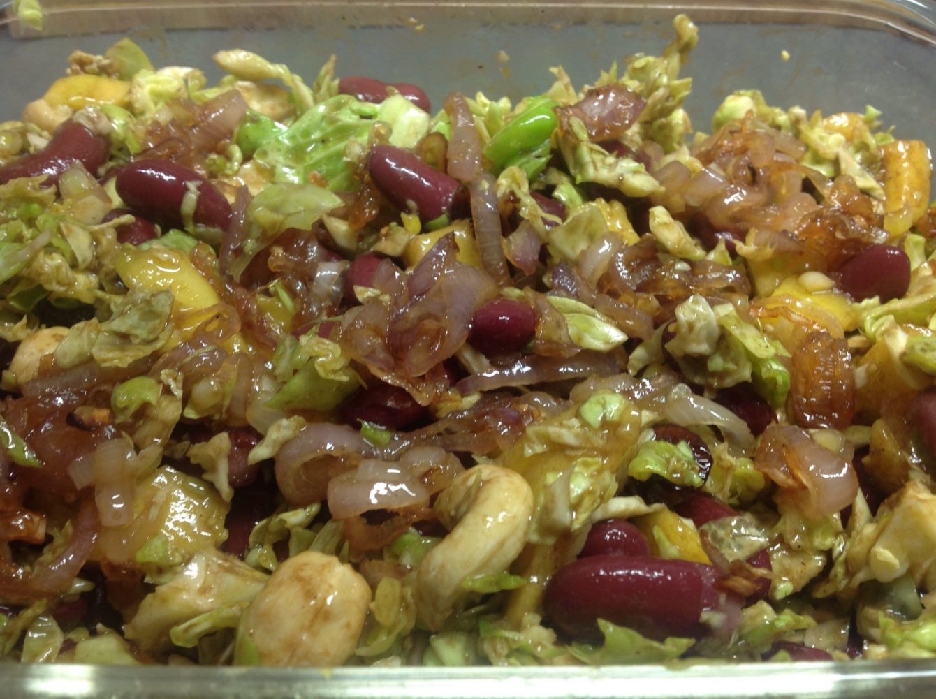 Rosenkohl Salat mit Mango, Kidneybohnen, Walnüsse und karamellisierten Schalotten