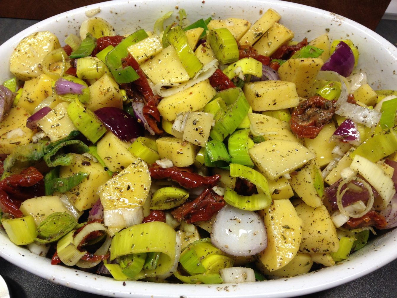 Geschmorte Lauch Kartoffeln mit getrockneten Tomaten , Kräutern und Safranhonig