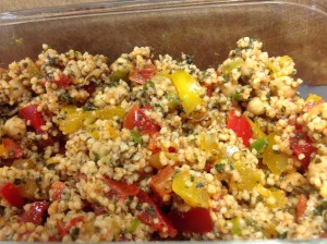 Hirsesalat mit Paprika Kichererbsen und Minze