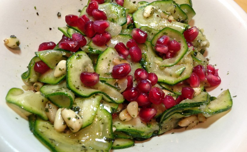 Zucchini Salat mit Pinienkernen und Haselnuss Granatapfel Dressing