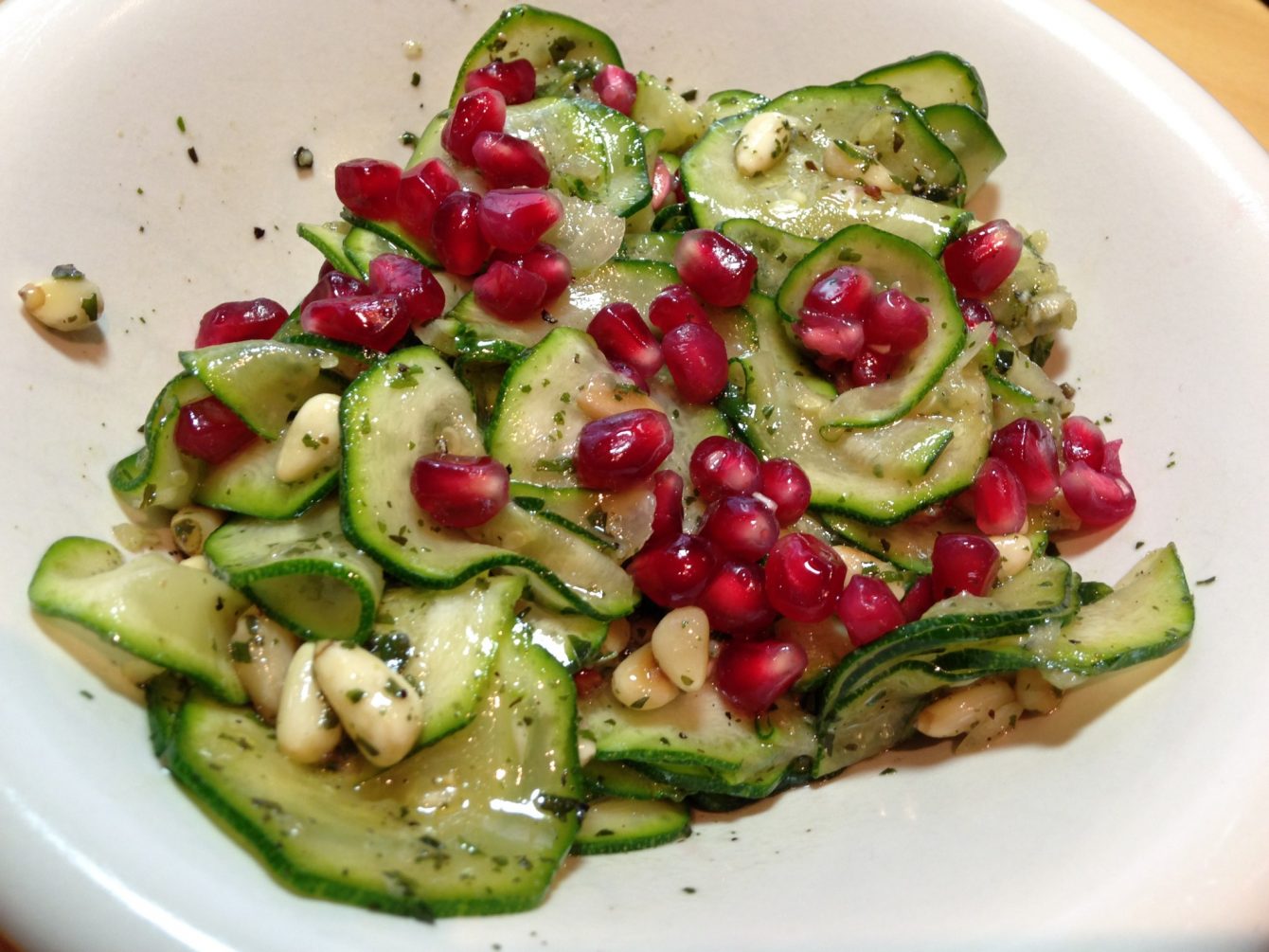 Zucchini Salat mit Pinienkernen und Haselnuss Granatapfel Dressing