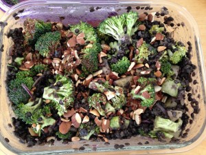 Brokkoli Salat mit Beluga Linsen und gerösteten Mandeln und Honig-Senf Dressing