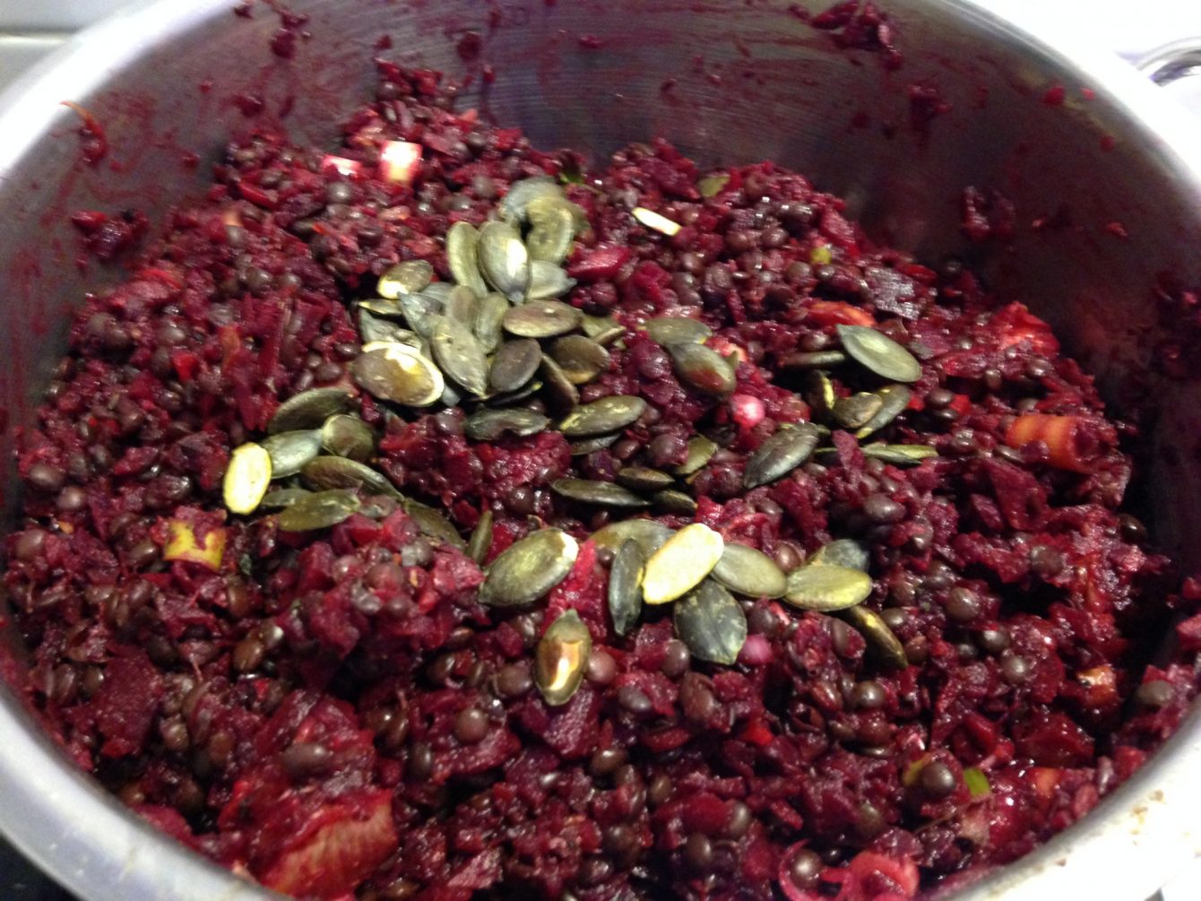Rote Bete Salat mit Beluga Linsen und Kürbiskernen