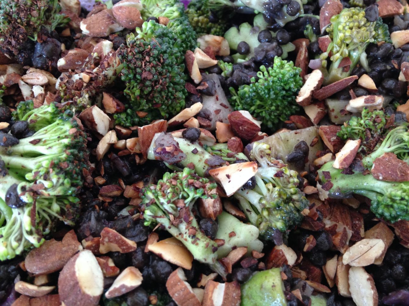 Brokkoli Salat mit Beluga Linsen und gerösteten Mandeln und Honig-Senf Dressing