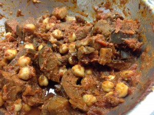 Auberginen mit Tomaten und Kichererbsen