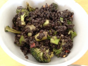 Brokkoli Salat mit Beluga Linsen und gerösteten Mandeln und Honig-Senf Dressing