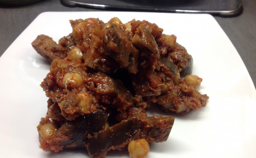 Auberginen mit Tomaten und Kichererbsen