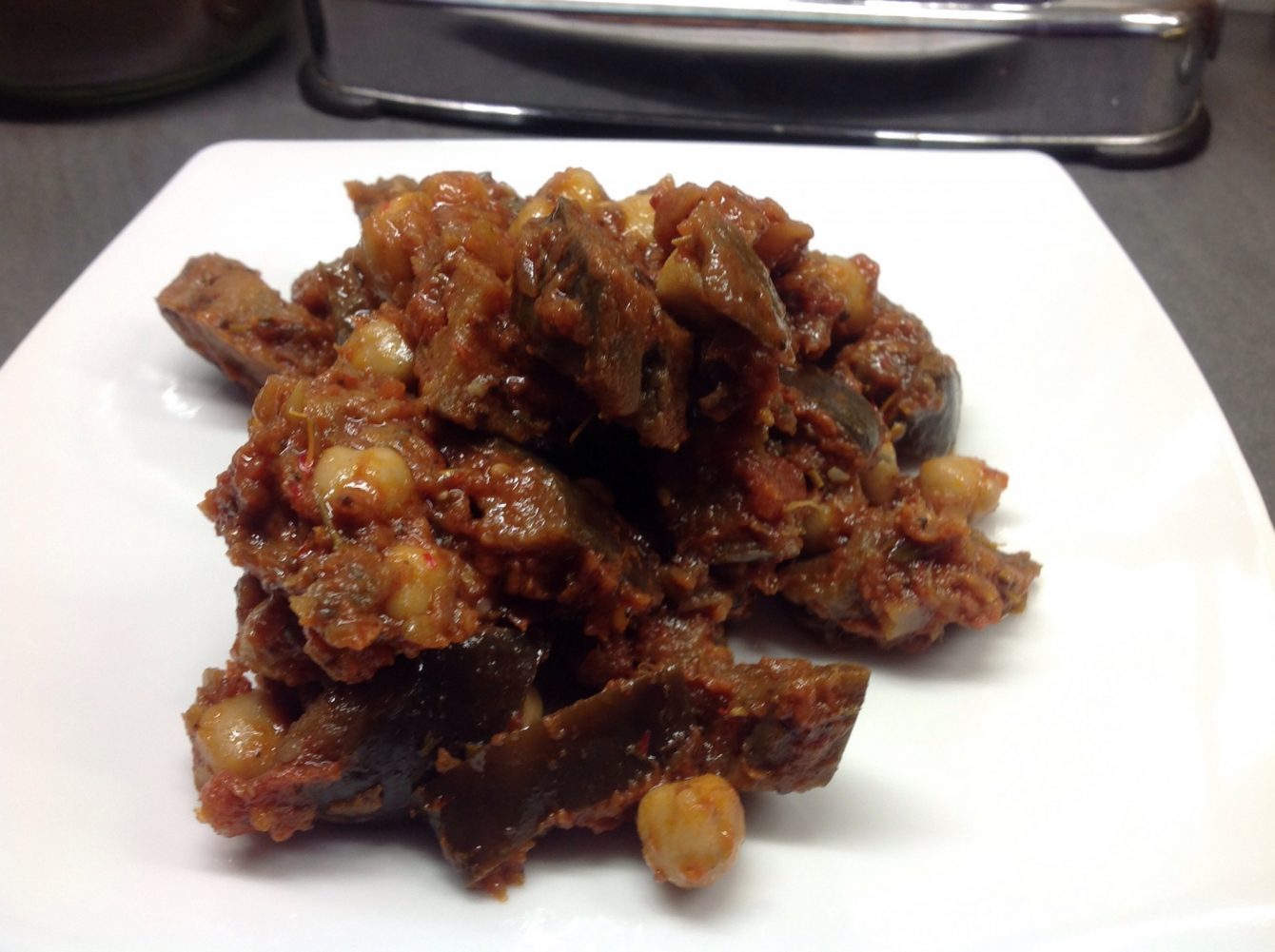Auberginen mit Tomaten und Kichererbsen