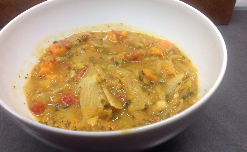 Weißkohl Süßkartoffel Curry mit Tomaten und Erdnüssen