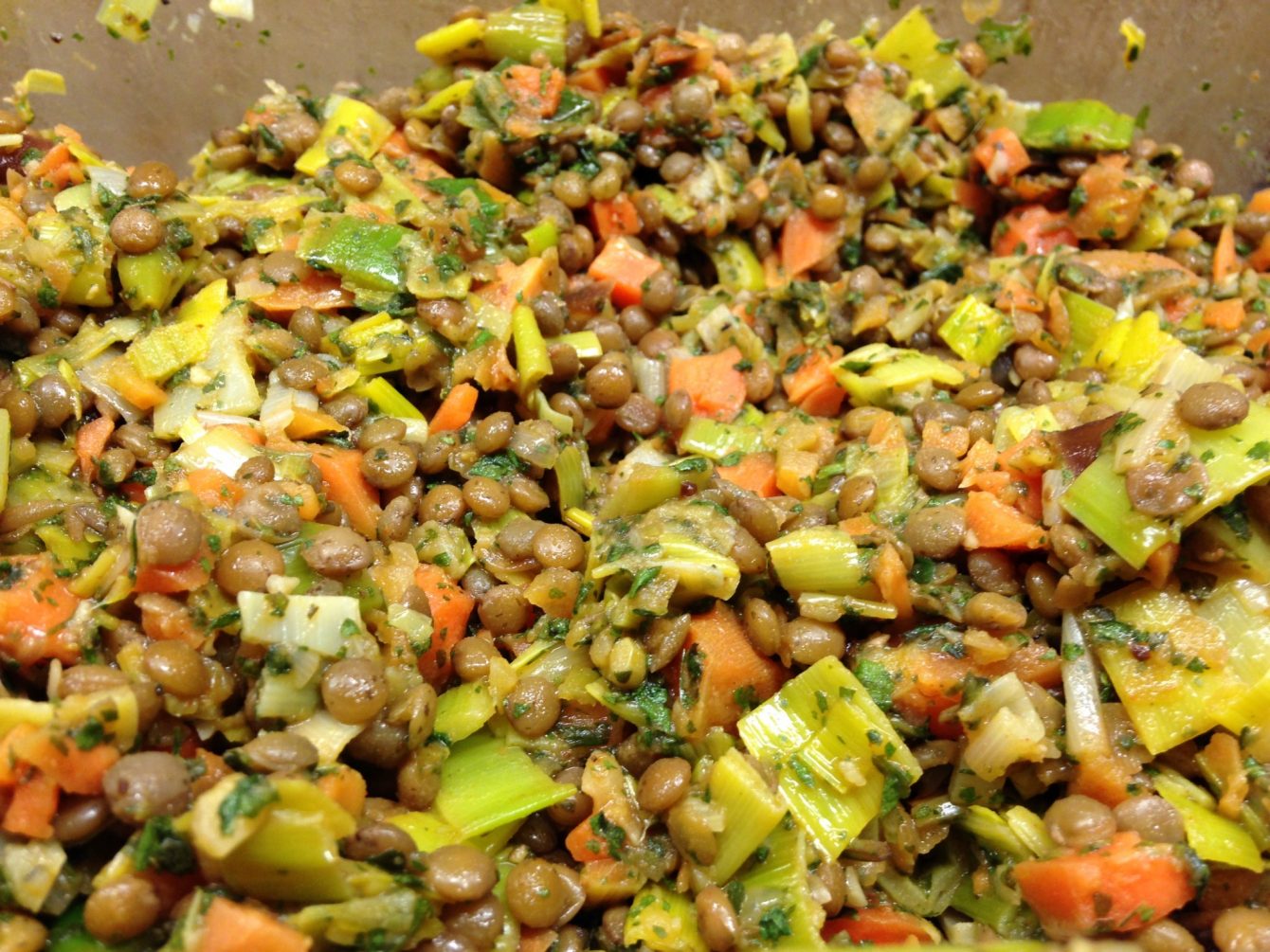 Linsensalat mit Möhren, Lauch und Datteln