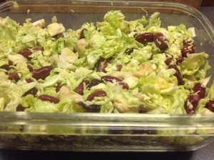 Rosenkohl Salat mit Mango, Kidneybohnen, Walnüsse und karamellisierten Schalotten