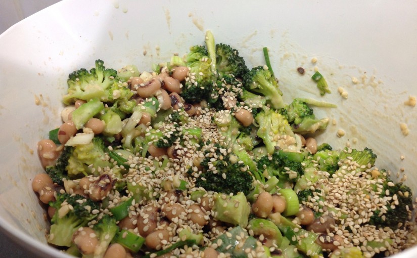 Brokkoli Bohnen Salat mit Erdnuss Soja Dressing und Sesam