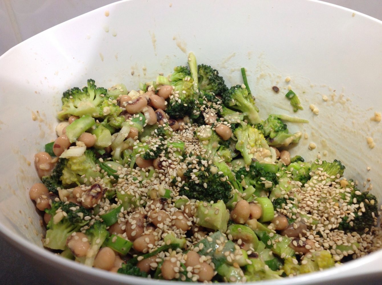 Brokkoli Bohnen Salat mit Erdnuss Soja Dressing und Sesam