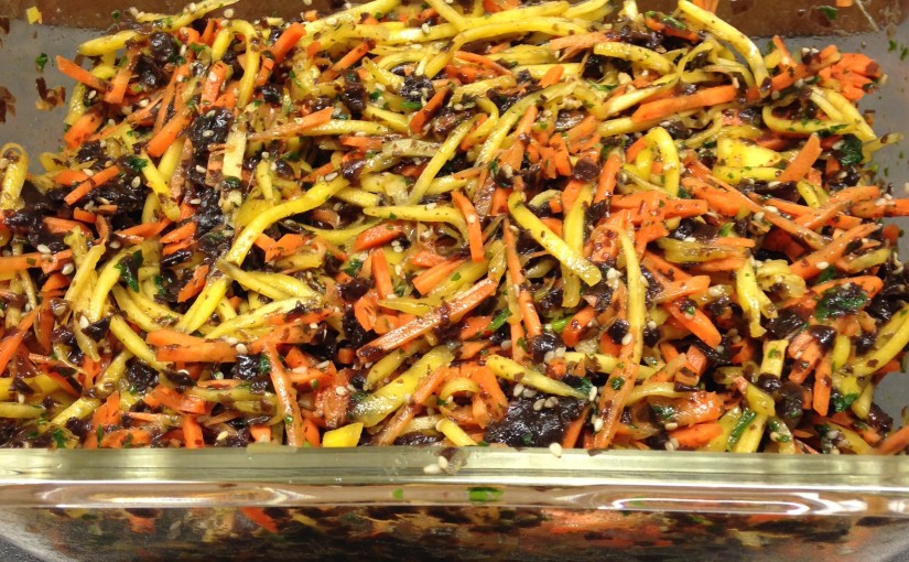 Algensalat mit Ingwer, Möhren, Mango und Sesam