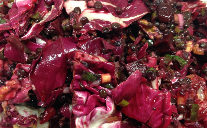 Red Winter Salat: Rote Bete, Radicchio, Belugalinsen, Orange und Grapefruit, Cranberries und Walnüsse mit Granatapfel Vinaigrette