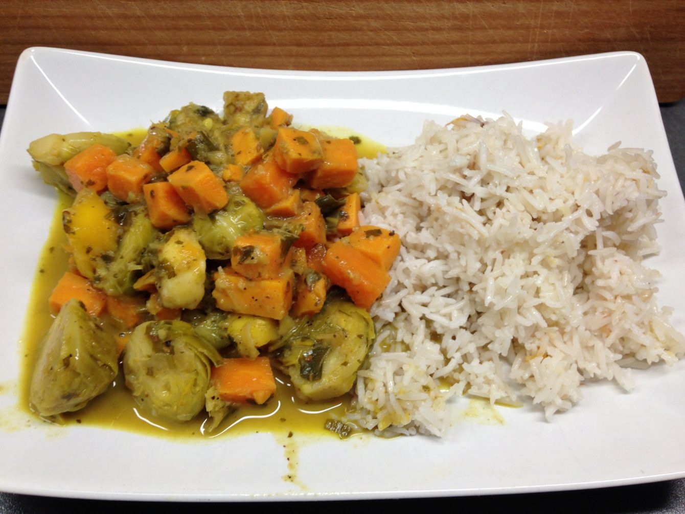 Süßkartoffel Rosenkohl Curry mit Mango und Bananen