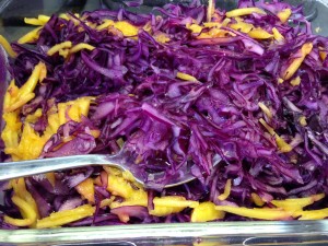 Wirsing Rotkohlsalat mit Mango, Orange, Grapefruit und karamellisieren Nüssen