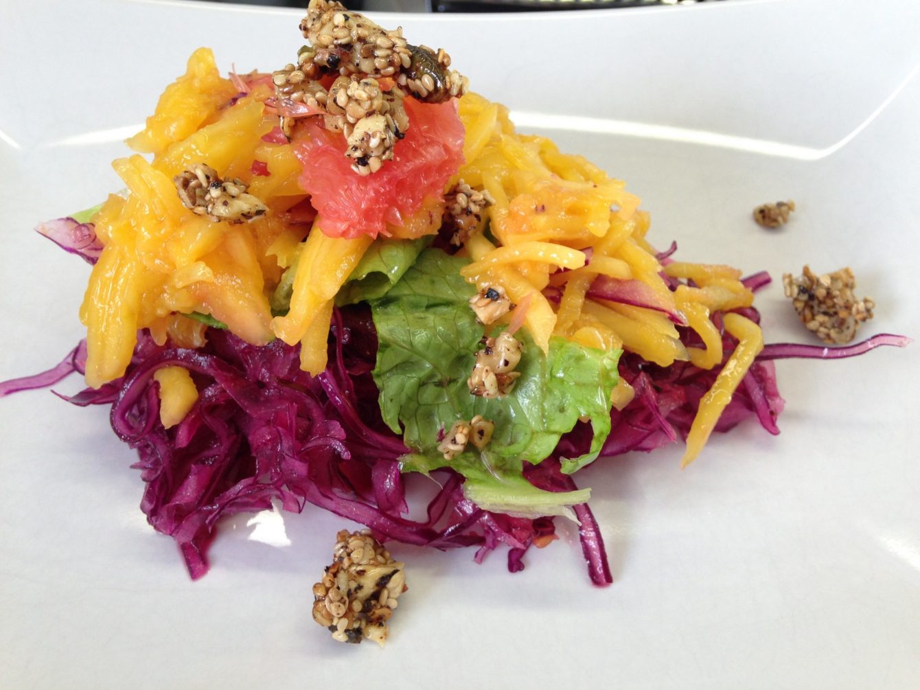 Wirsing Rotkohlsalat mit Mango, Orange, Grapefruit und karamellisieren Nüssen