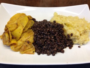 Pastinaken-Kartoffelpüree mit Trüffelöl, Belugalinsen und gebratenen Steckrüben in Orangencurry