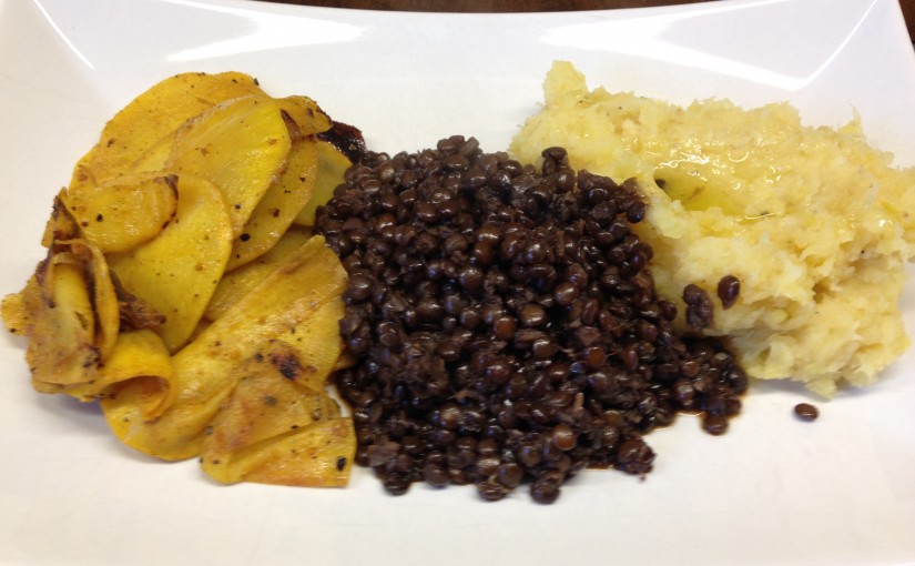 Pastinaken-Kartoffelpüree mit Trüffelöl, Belugalinsen und gebratenen Steckrüben in Orangencurry